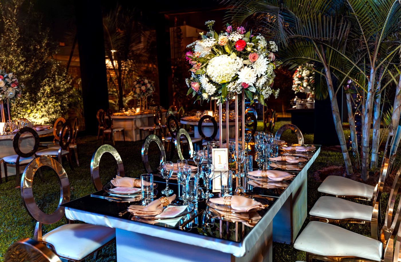 Mesa de honor con centro de flores altas