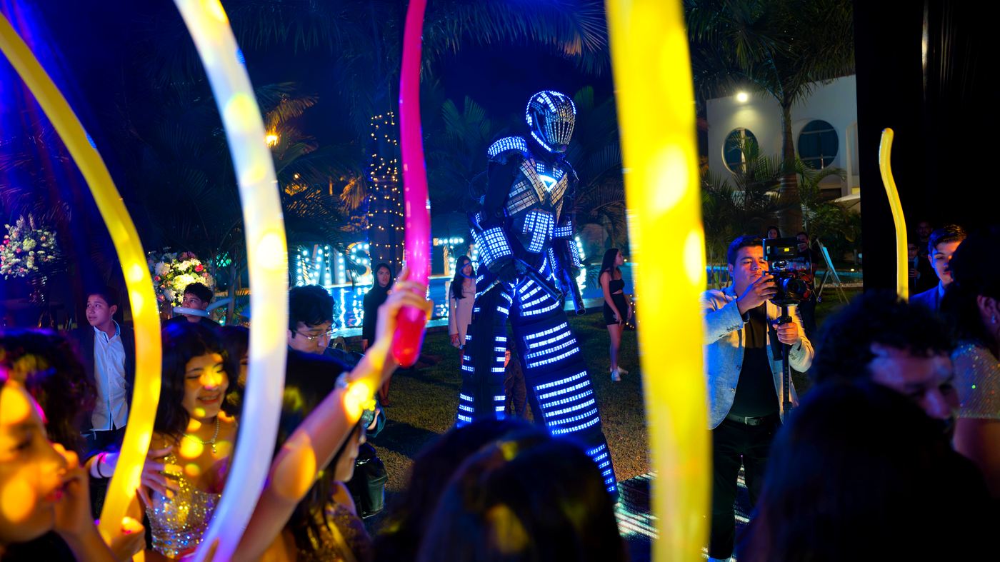 Personaje con traje LED animando entre los invitados