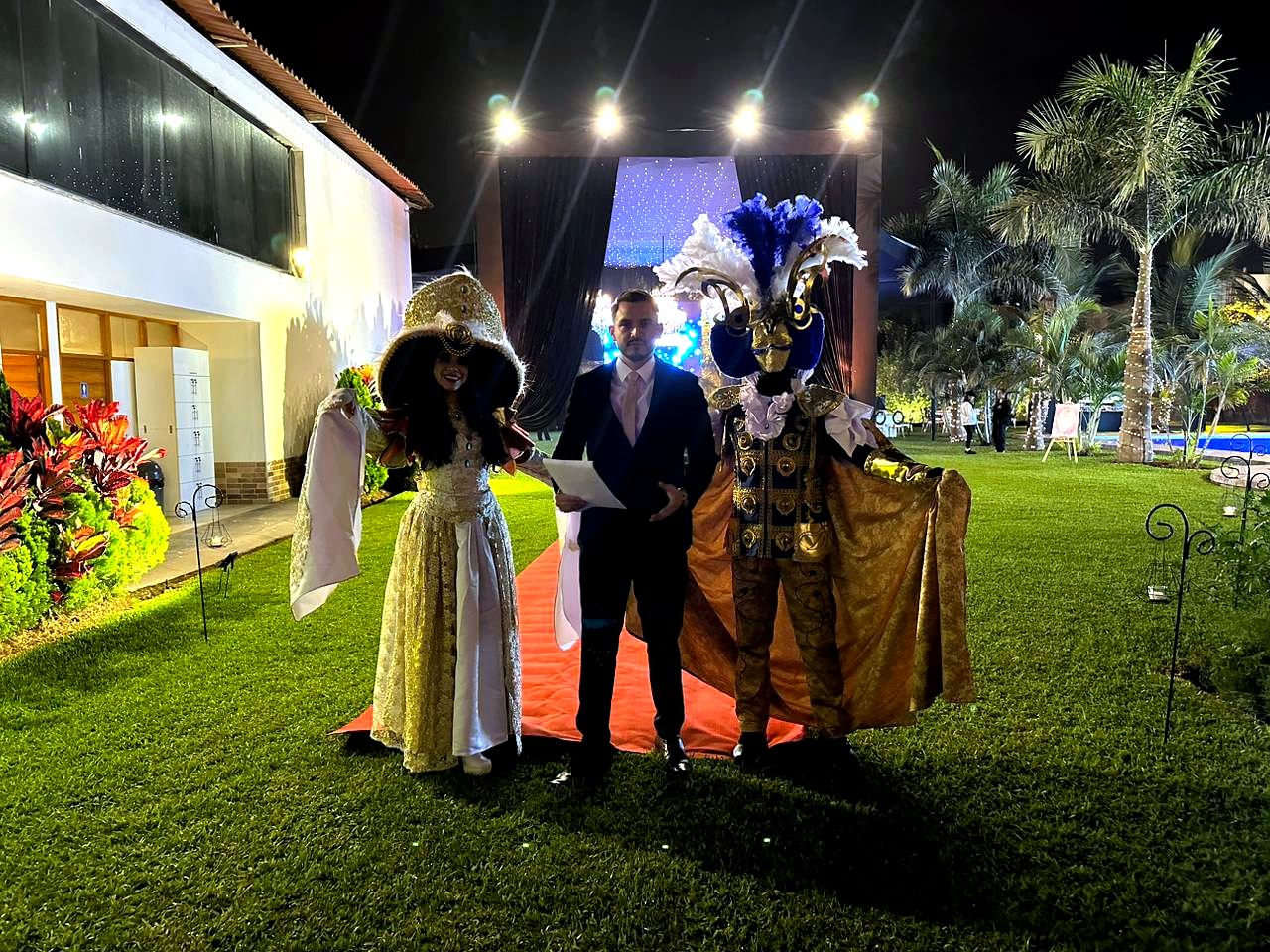 Personajes de época dando la bienvenida en alfombra roja