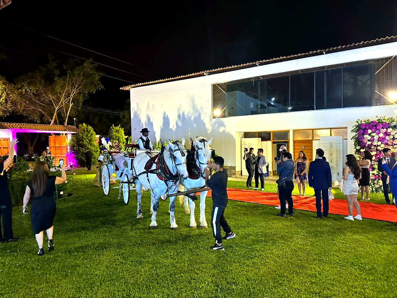Carroza tirada por caballos para la llegada de la quinceañera