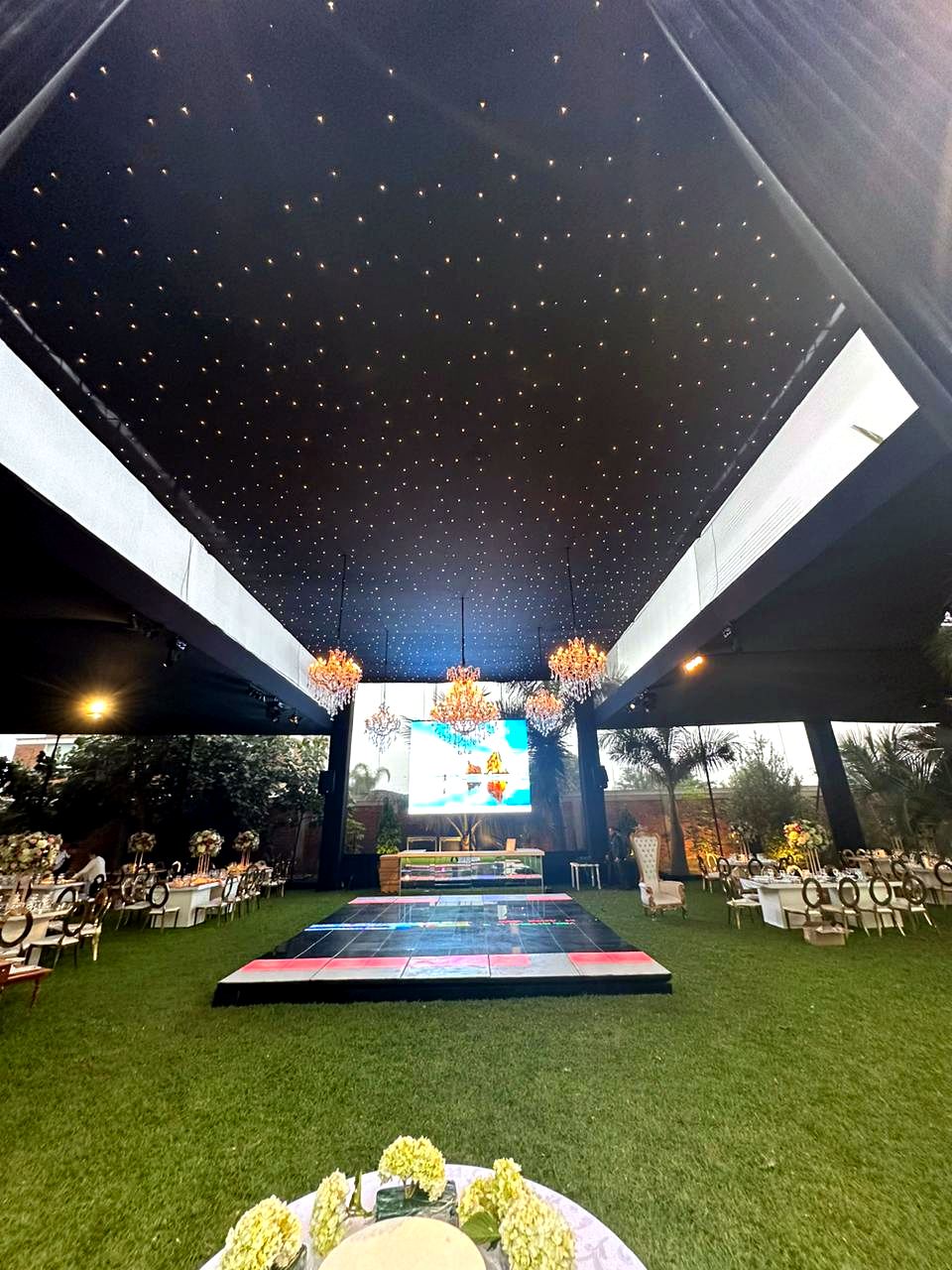 Carpa con techo de estrellas y pantalla de bienvenida