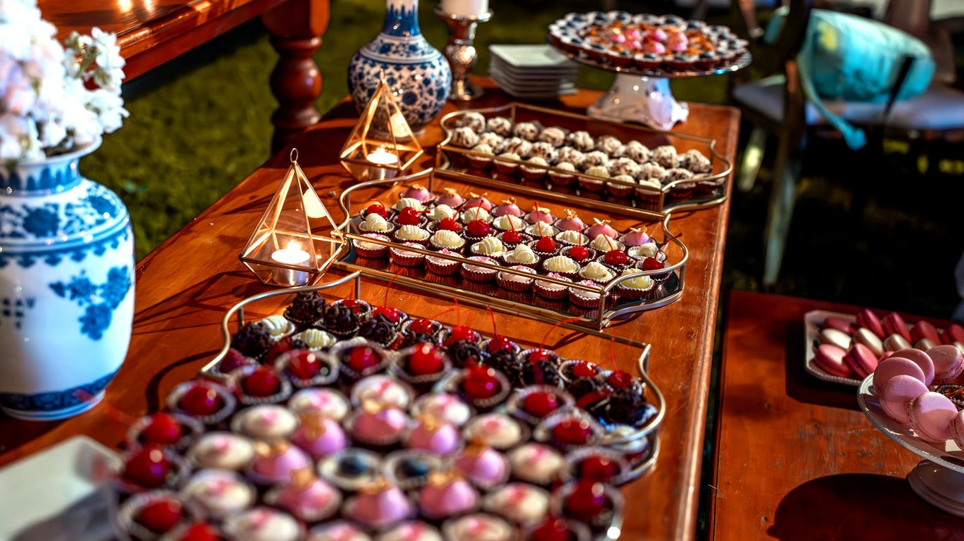 Mesa de dulces con bocaditos y macarons
