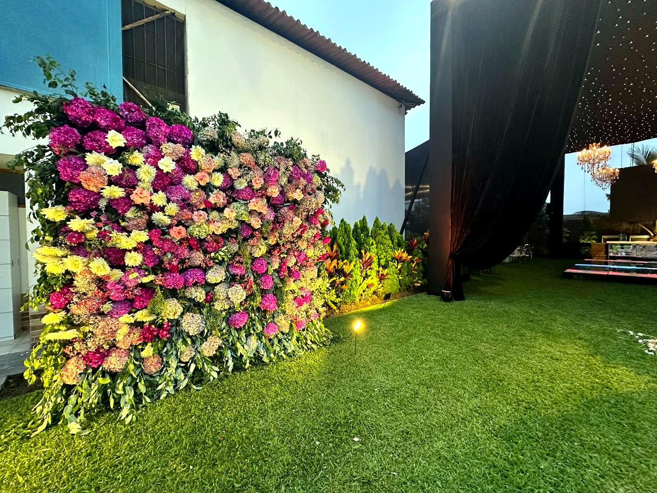 Muro decorativo de flores de colores