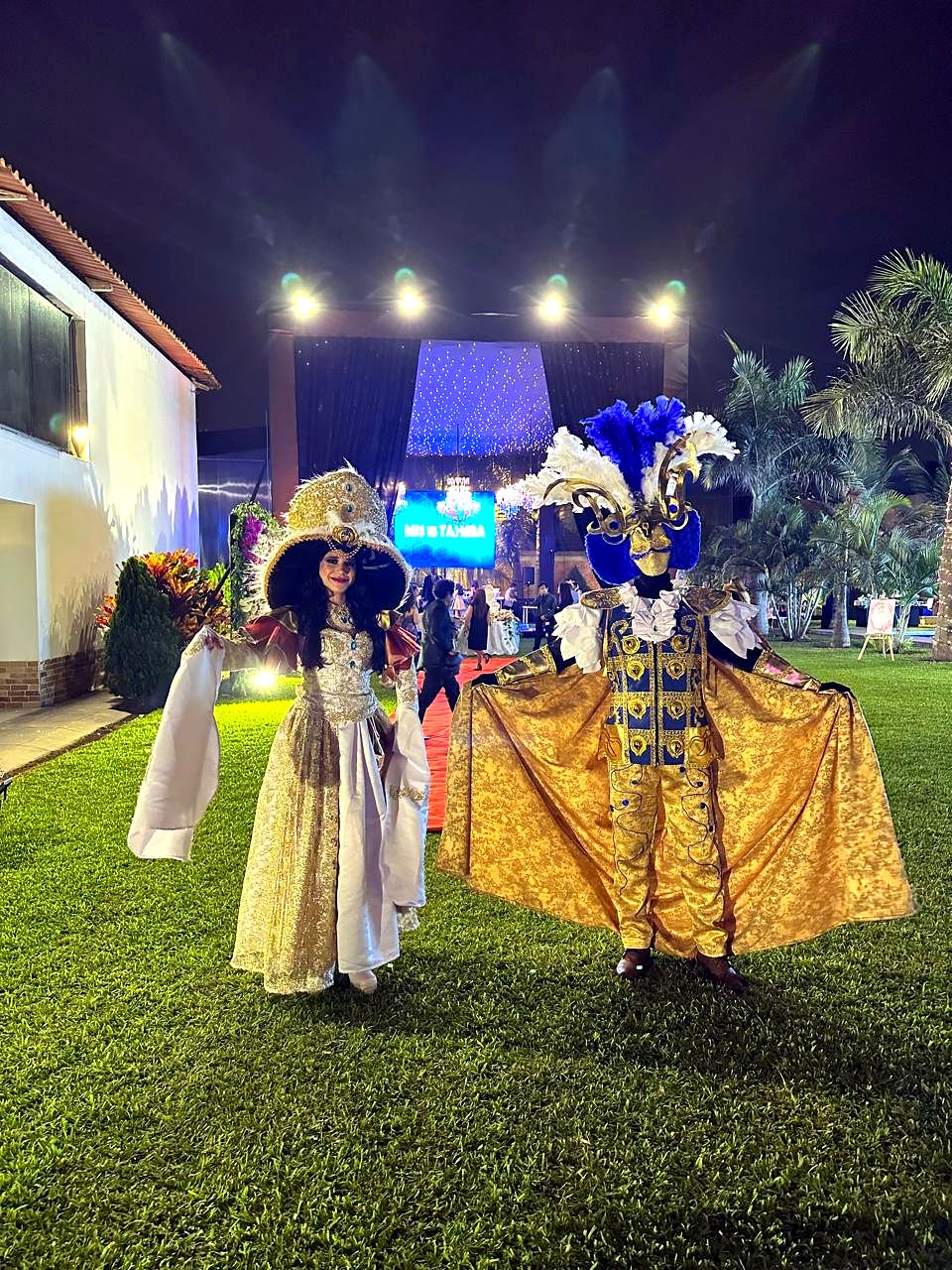 Pareja de personajes con vestuario dorado y azul