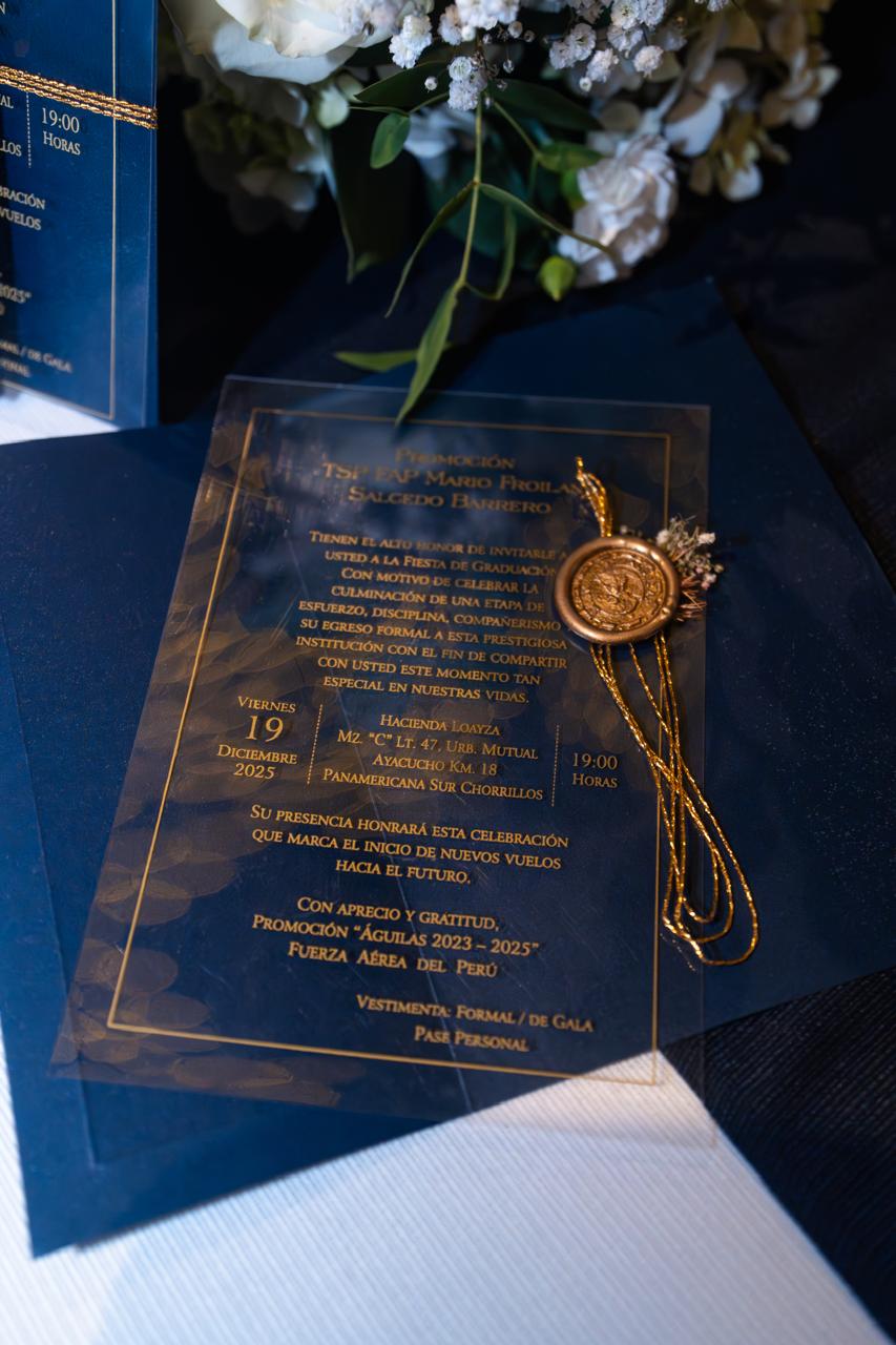 Invitación de acrílico con sello de cera dorado