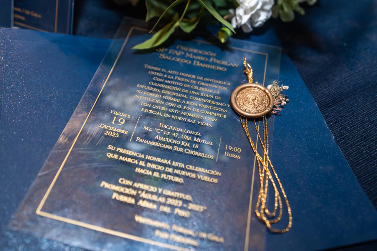 Detalle del sello de cera dorado sobre la invitación