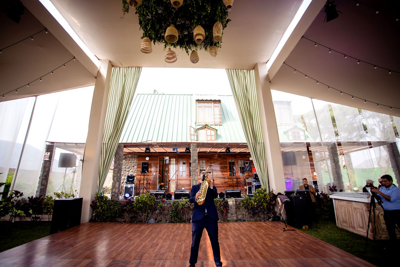 Saxofonista en vivo en pista de madera al aire libre