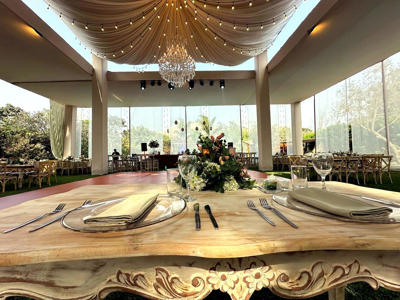 Mesa decorada con vista a las montañas