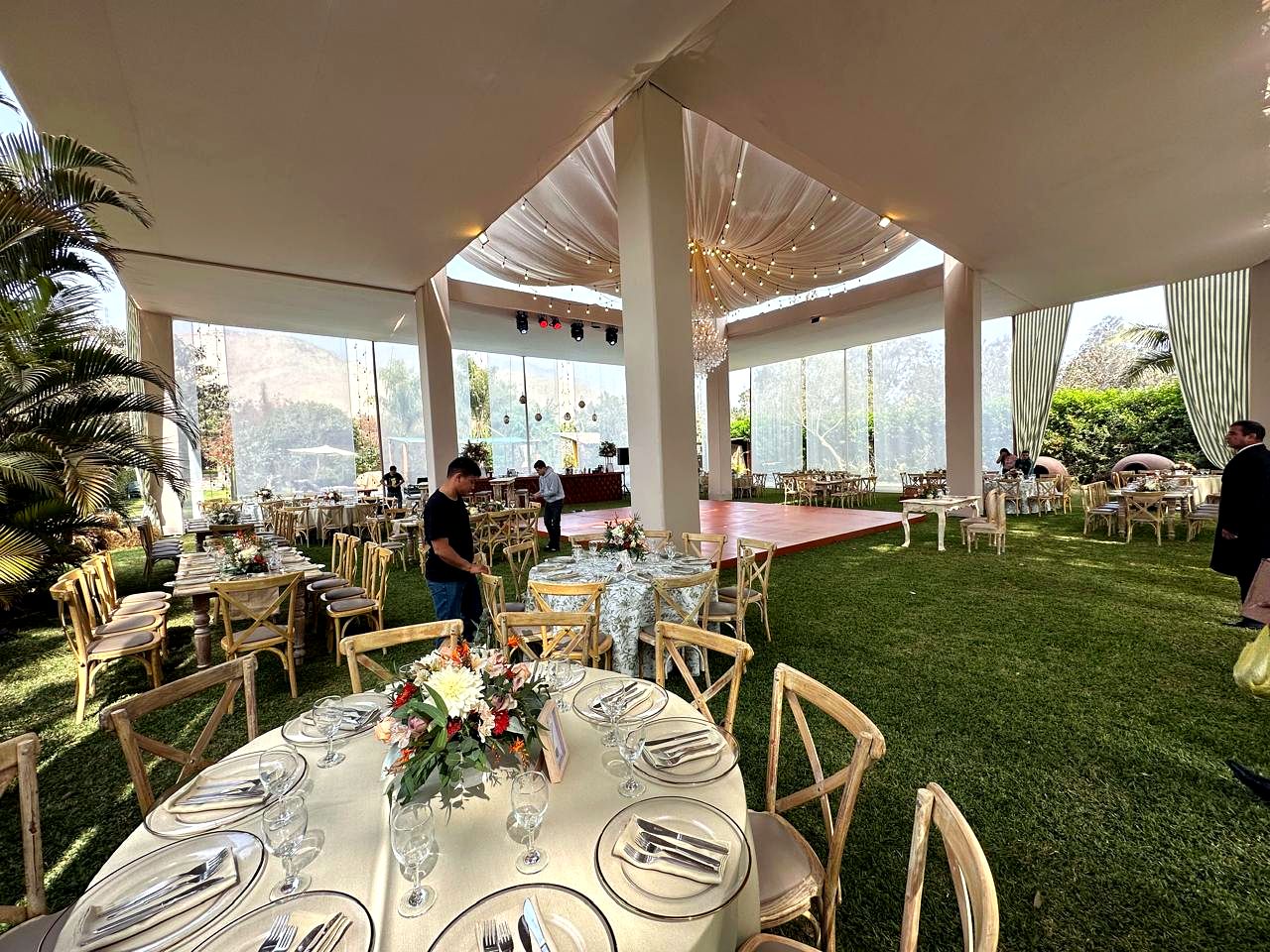 Carpa de boda con mesas en jardín