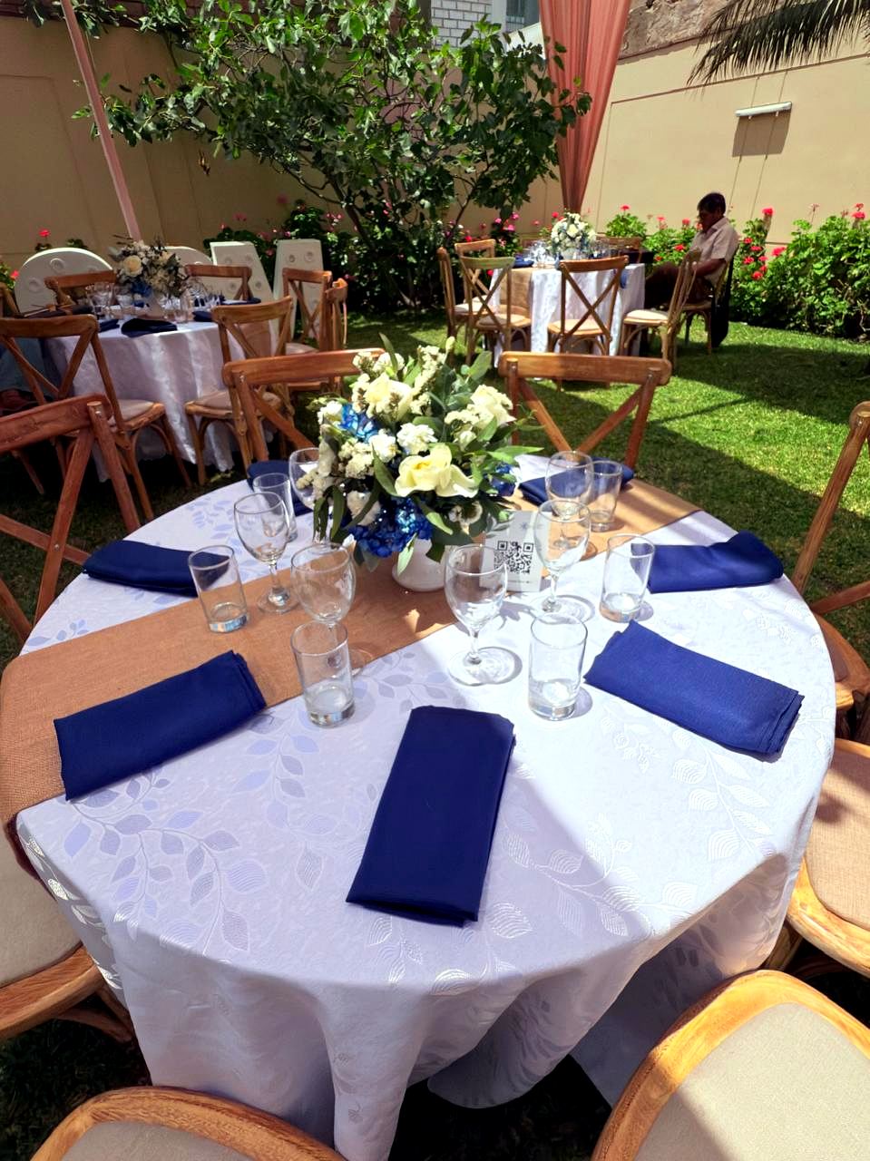 Mesa decorada con centro floral azul y blanco