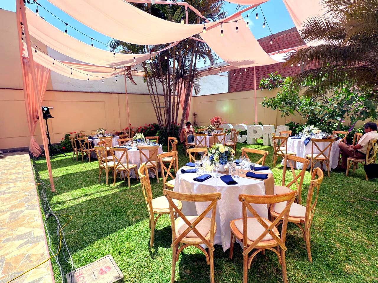 Jardín decorado con carpas y mesas para evento CCPM
