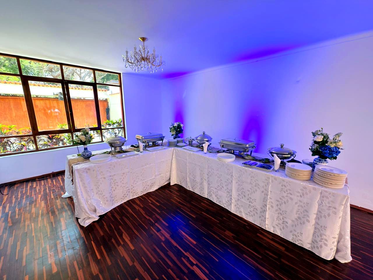 Estación de buffet con iluminación morada