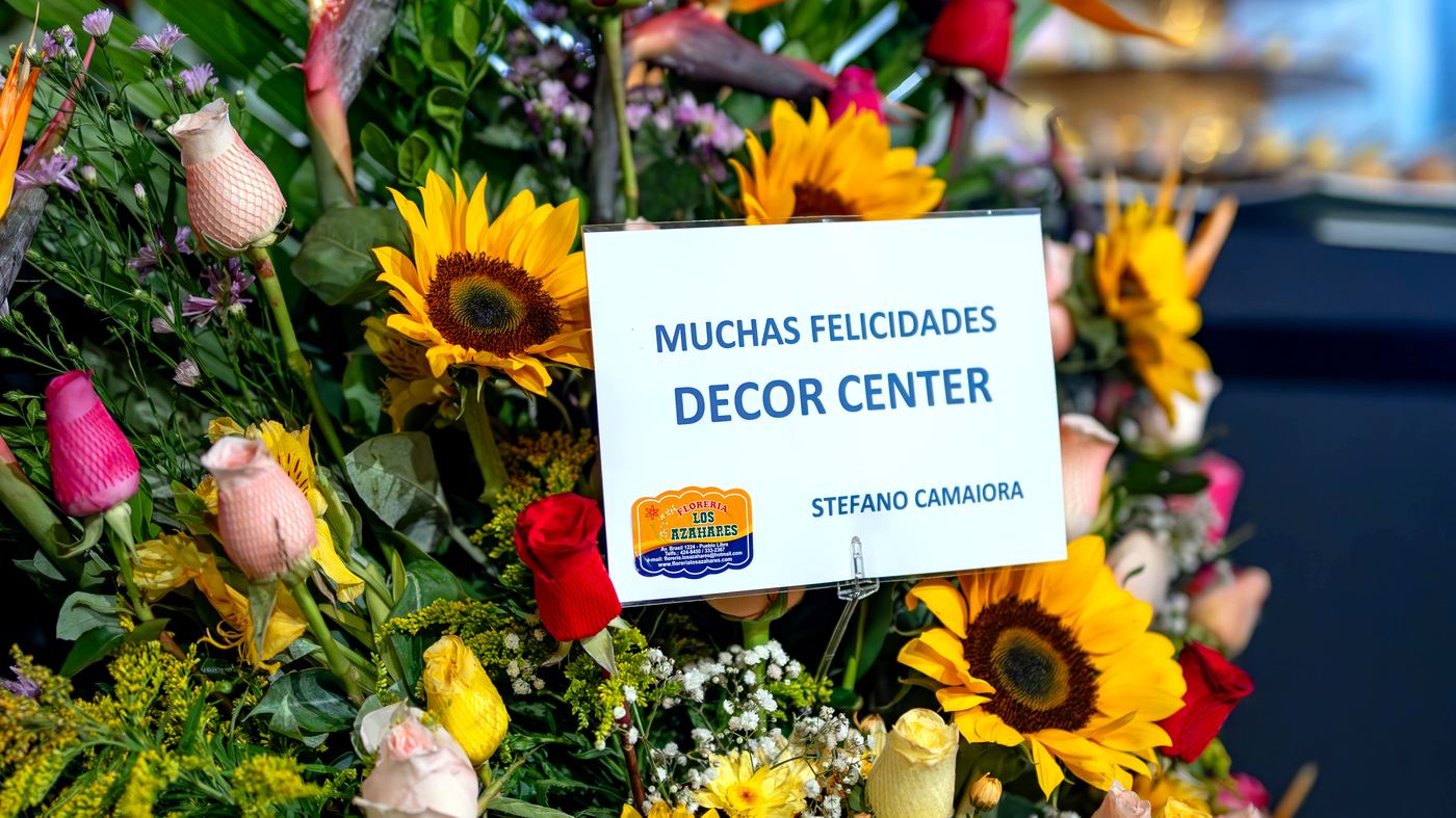 Arreglo floral de felicitación para DecorCenter