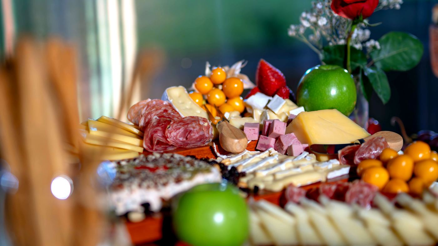 Tabla de quesos y fiambres con frutas