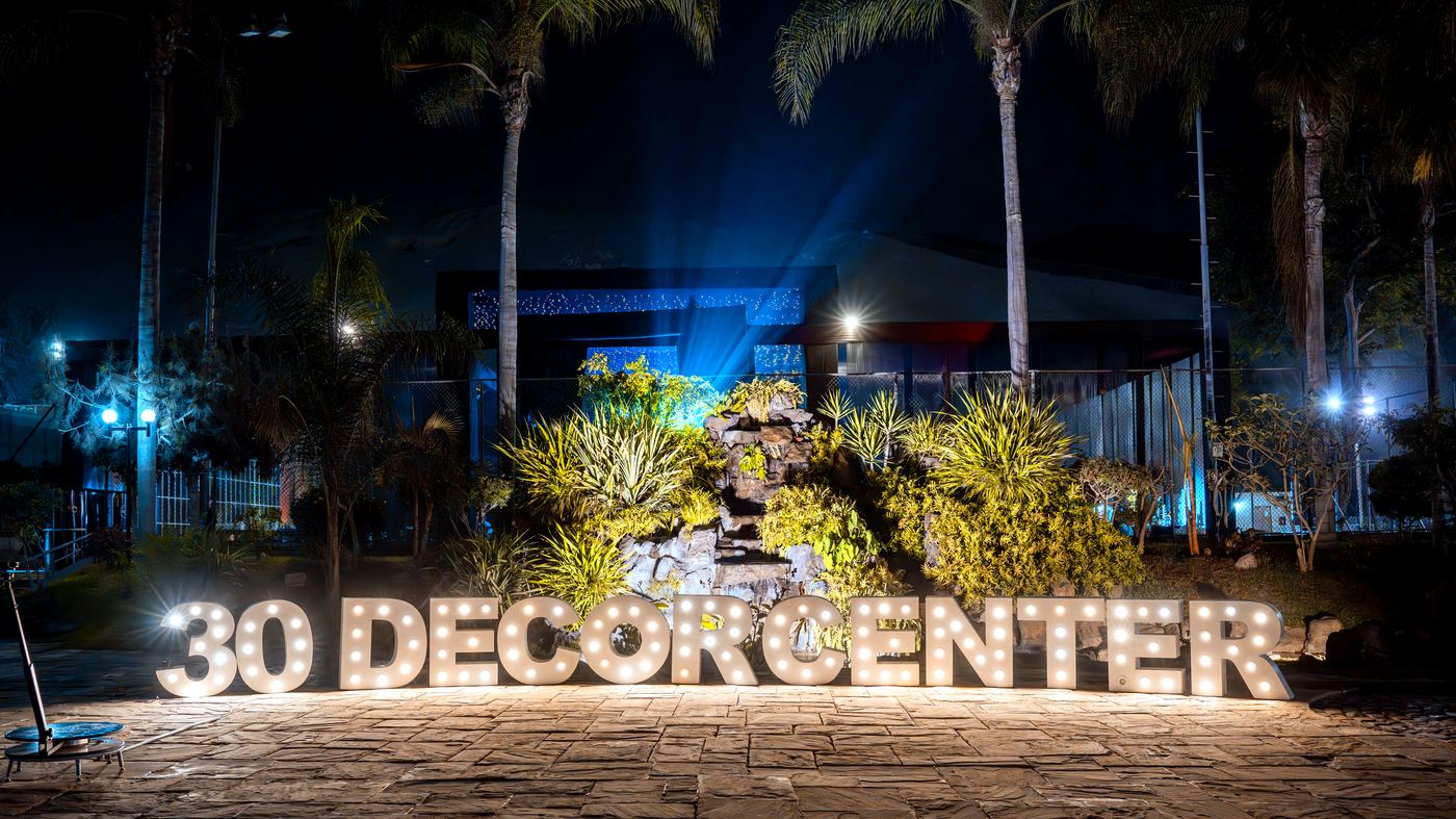 Letras luminosas 30 DecorCenter iluminadas de noche