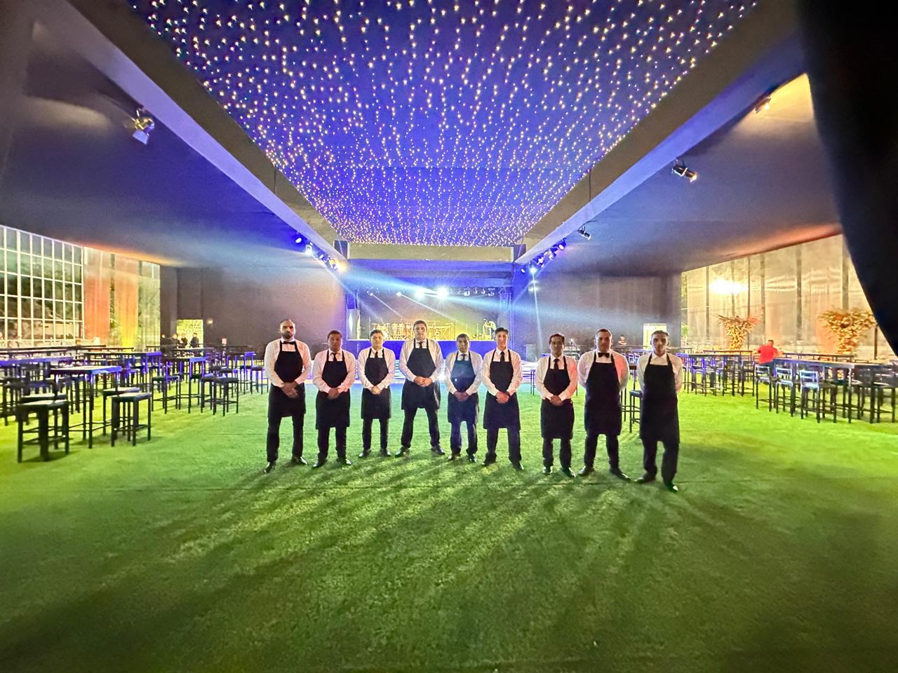 Equipo de mozos posando antes del evento
