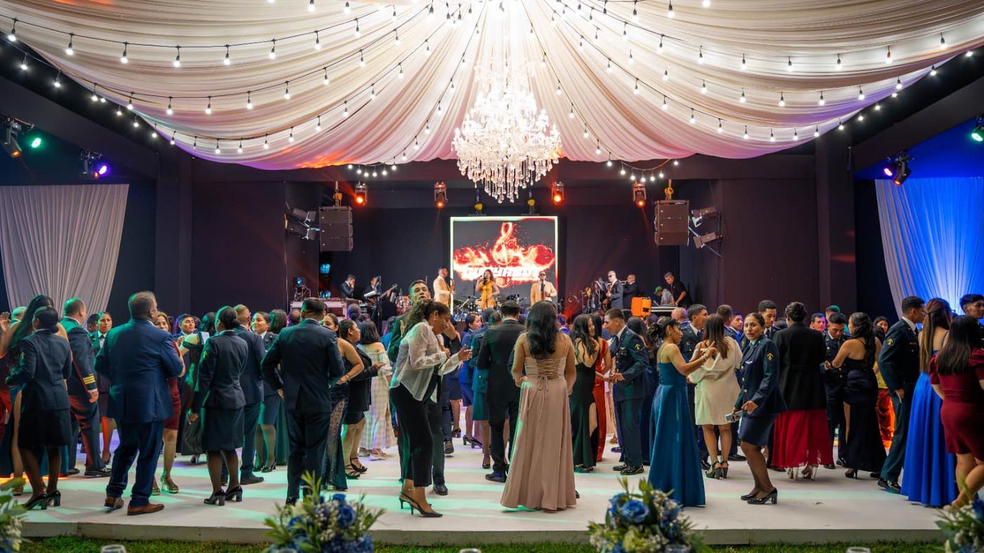 Pista llena de invitados en gala institucional