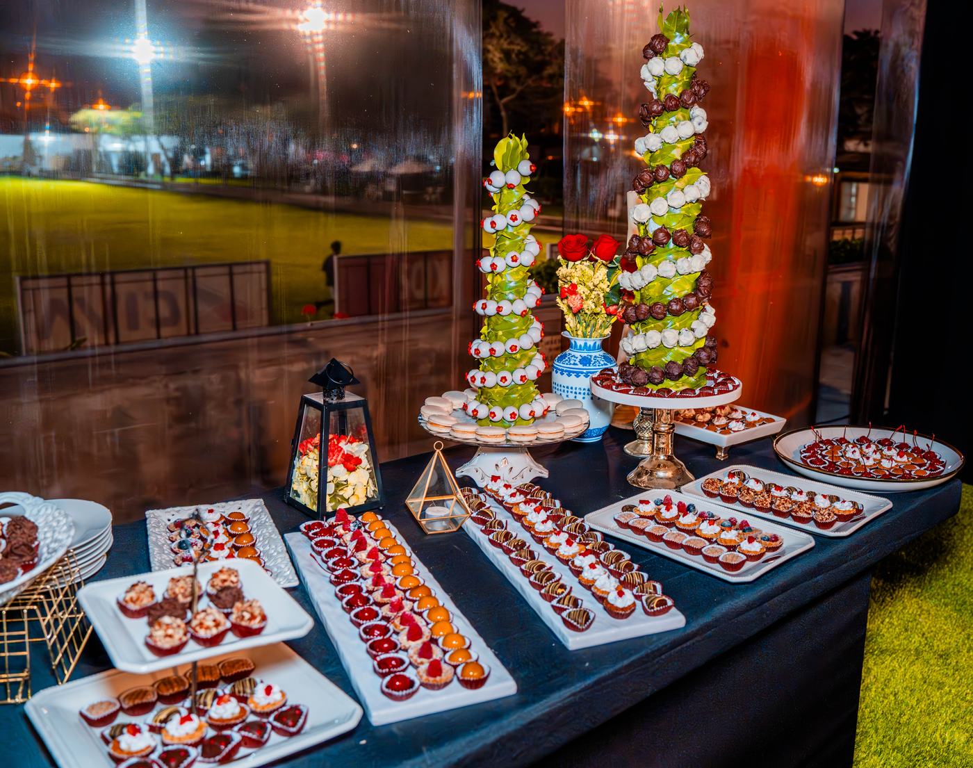 Mesa de postres gourmet con torres de chocolate