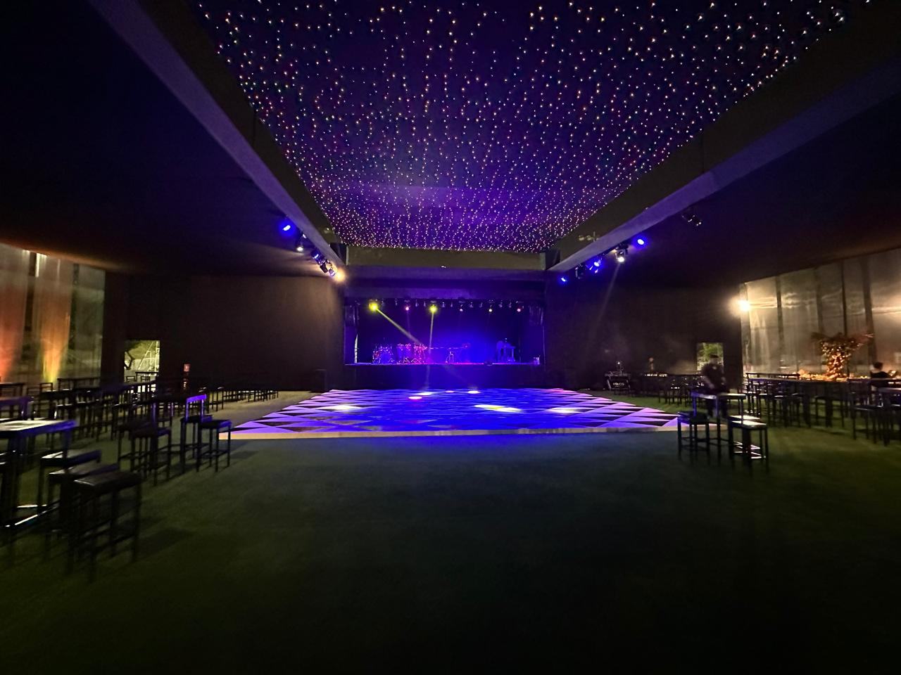 Salón con techo estrellado y pista de baile lista
