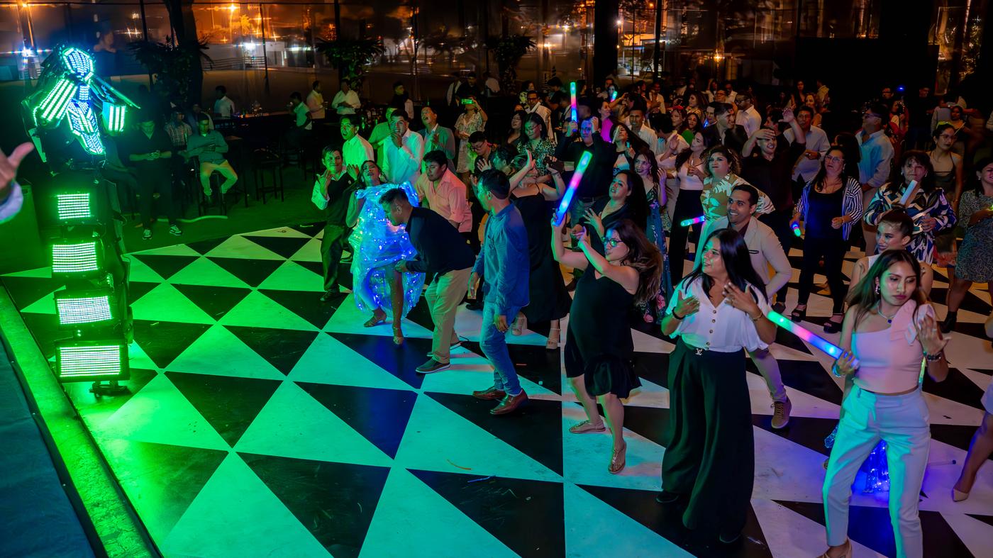 Pista de baile animada con personaje LED y multitud