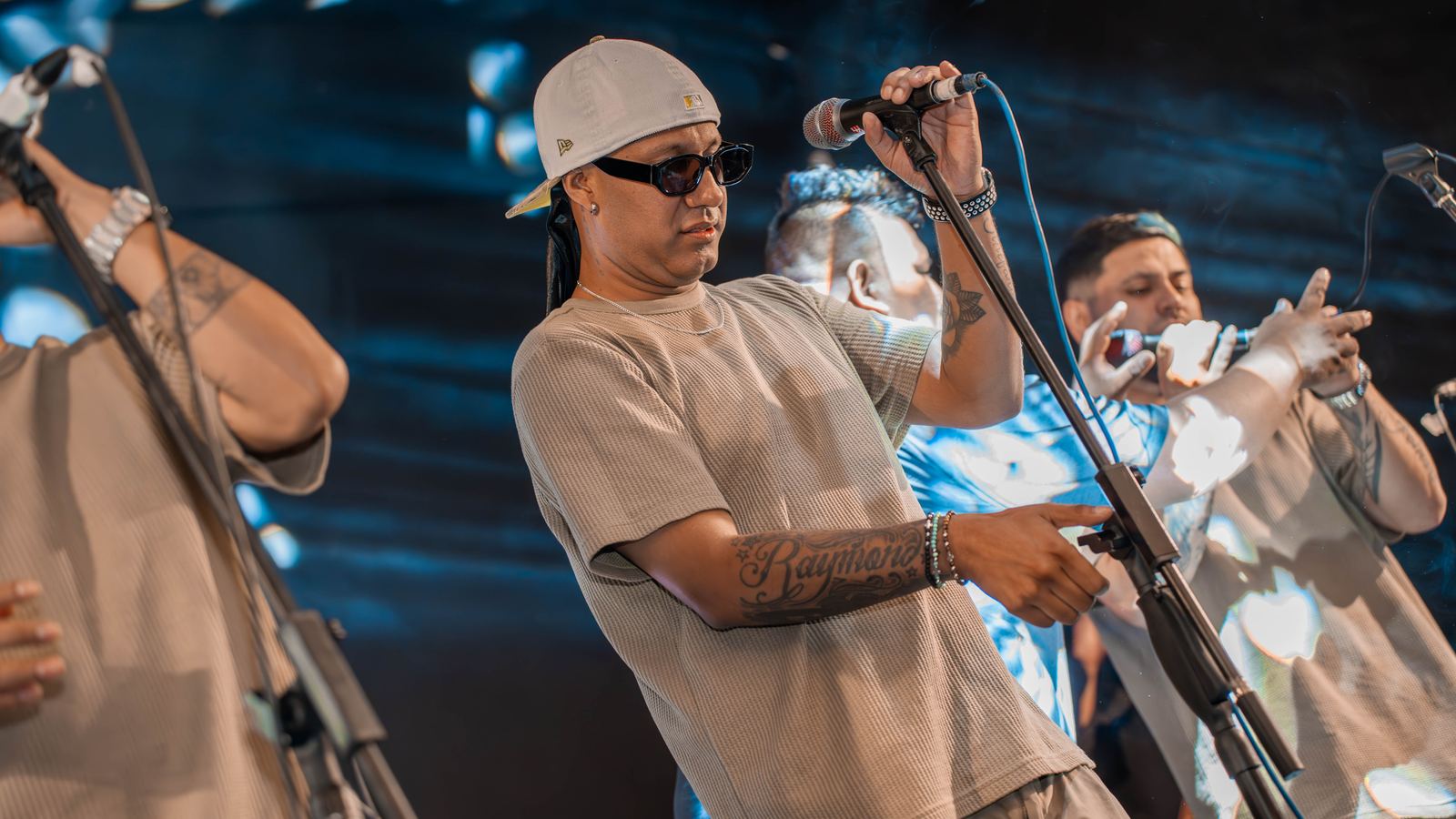 Cantante con gafas oscuras interactuando con el público