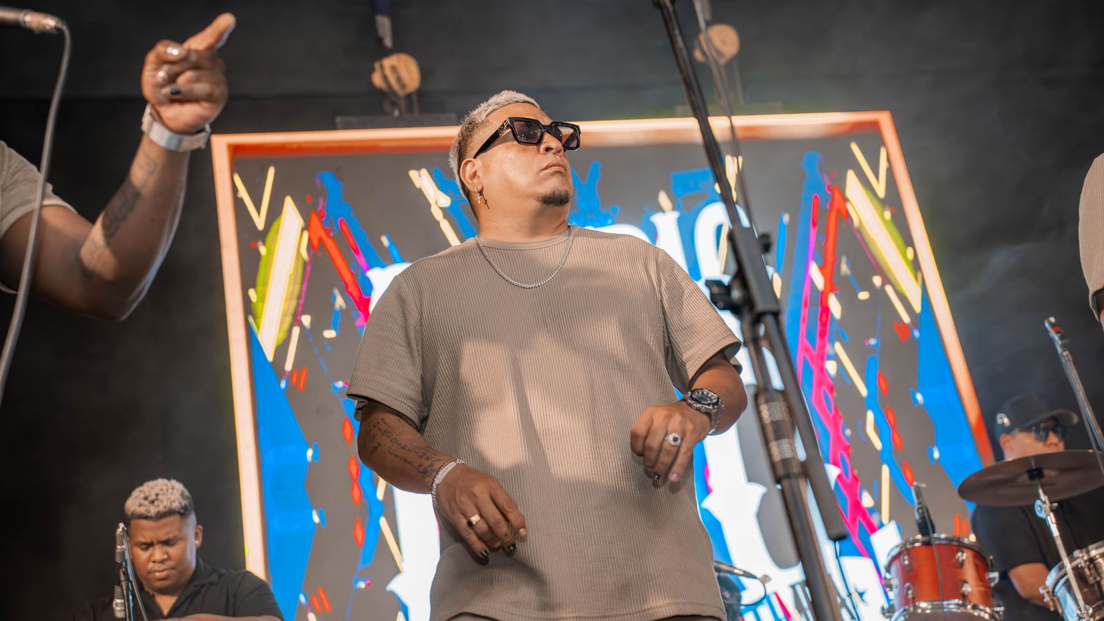 Cantante con lentes oscuros sobre el escenario