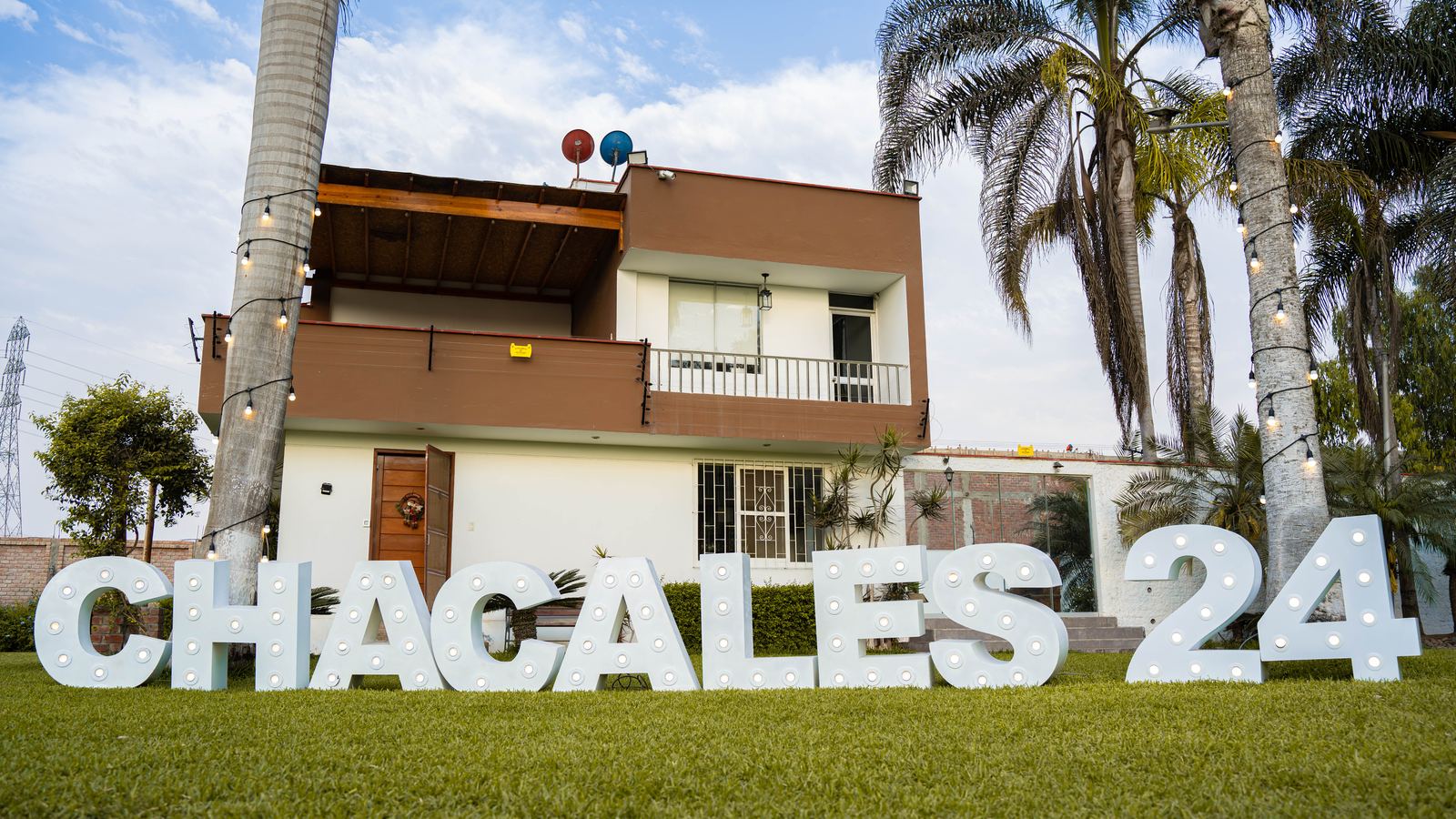 Fachada del local con letras luminosas de la promoción Chacales 24