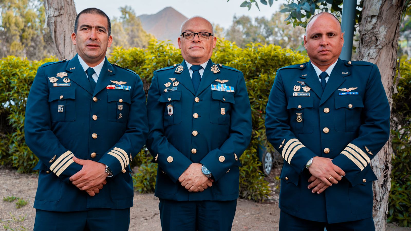 Tres oficiales de la Fuerza Aérea del Perú en uniforme de gala