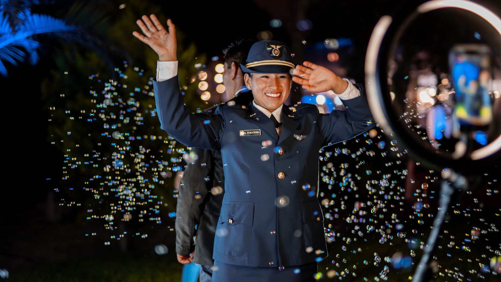 Oficial saludando entre burbujas durante la fiesta nocturna