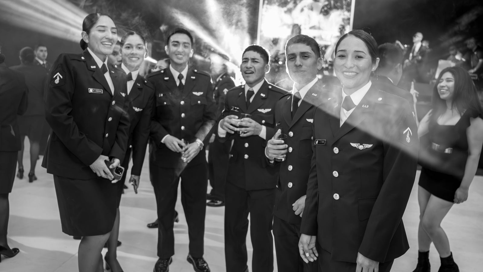 Foto grupal en blanco y negro de los oficiales asistentes