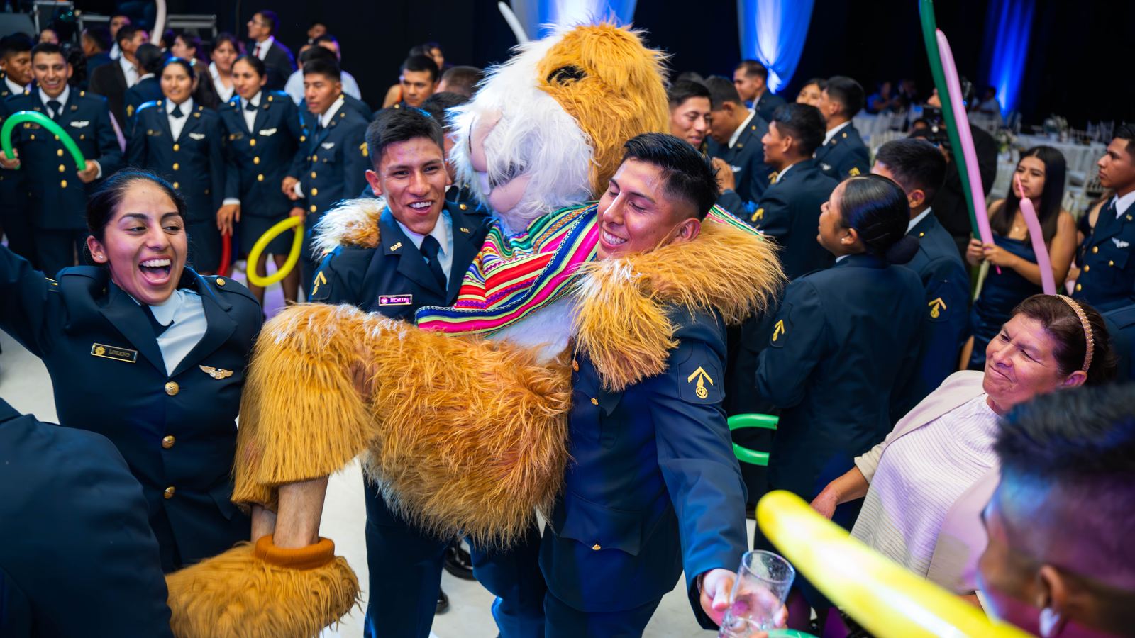 Invitados celebrando junto a la mascota del evento